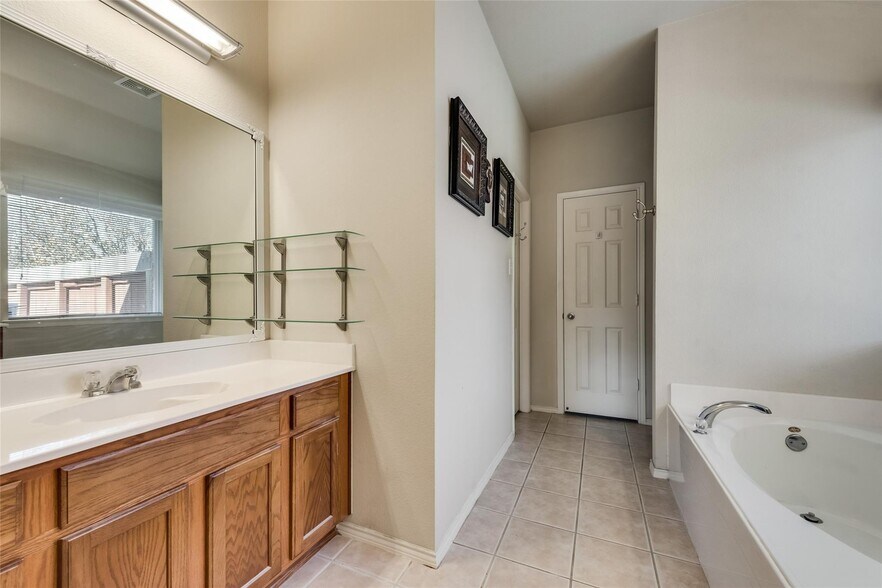 Building Photo - 2431 Fieldcrest Dr