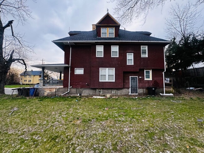 Building Photo - 576 E 110th St