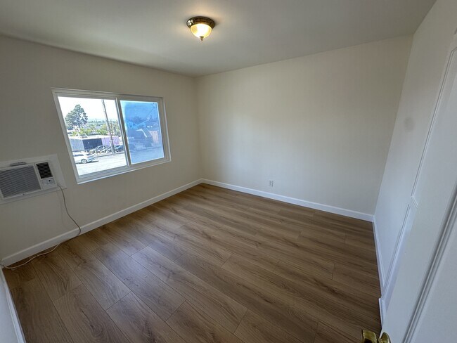 Building Photo - 223 E Burbank Blvd