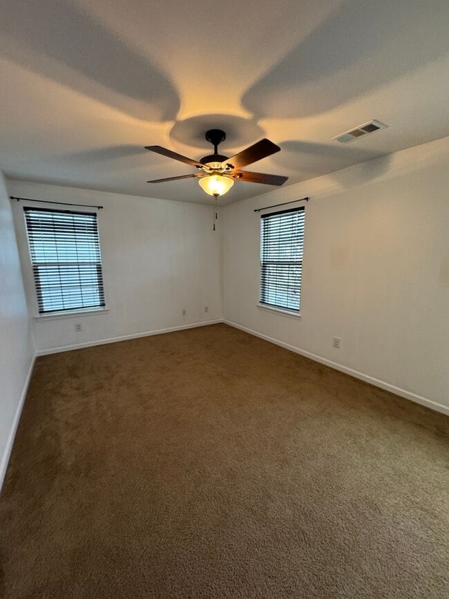 Building Photo - 4 bedroom 2.5 bathroom in Bellevue's Avondale Park neighborhood.  All bedrooms upstairs, open con...