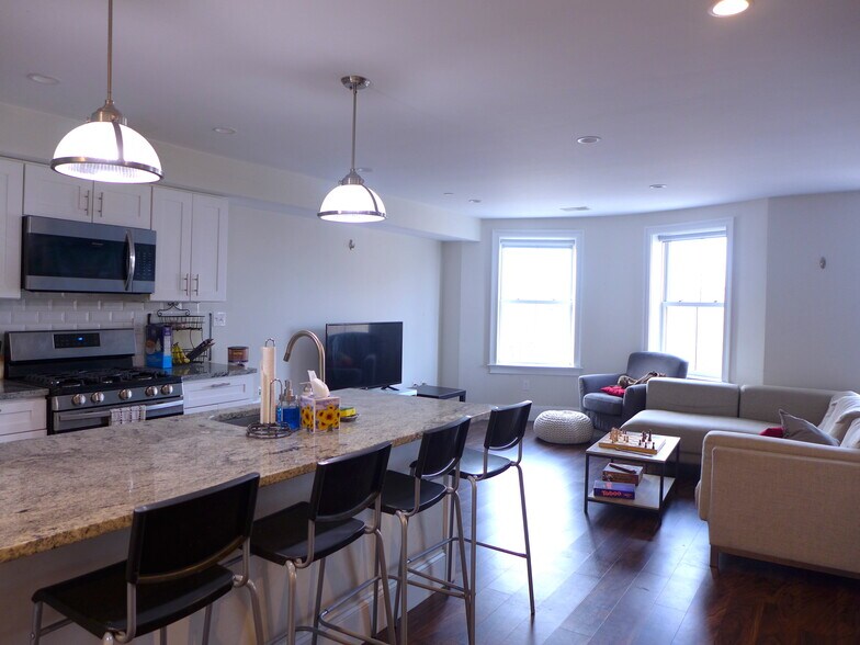 Building Photo - 8 Newcomb St