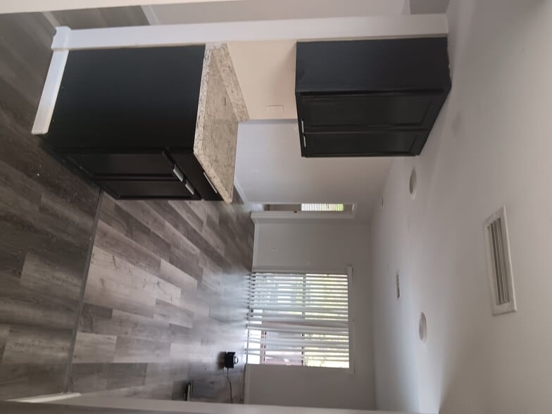 Building Photo - 2541 Myrtle Ave