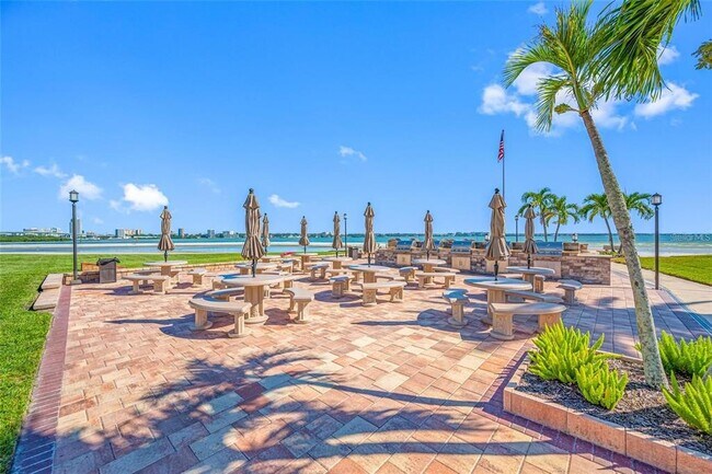 Building Photo - 895 S Gulfview Blvd