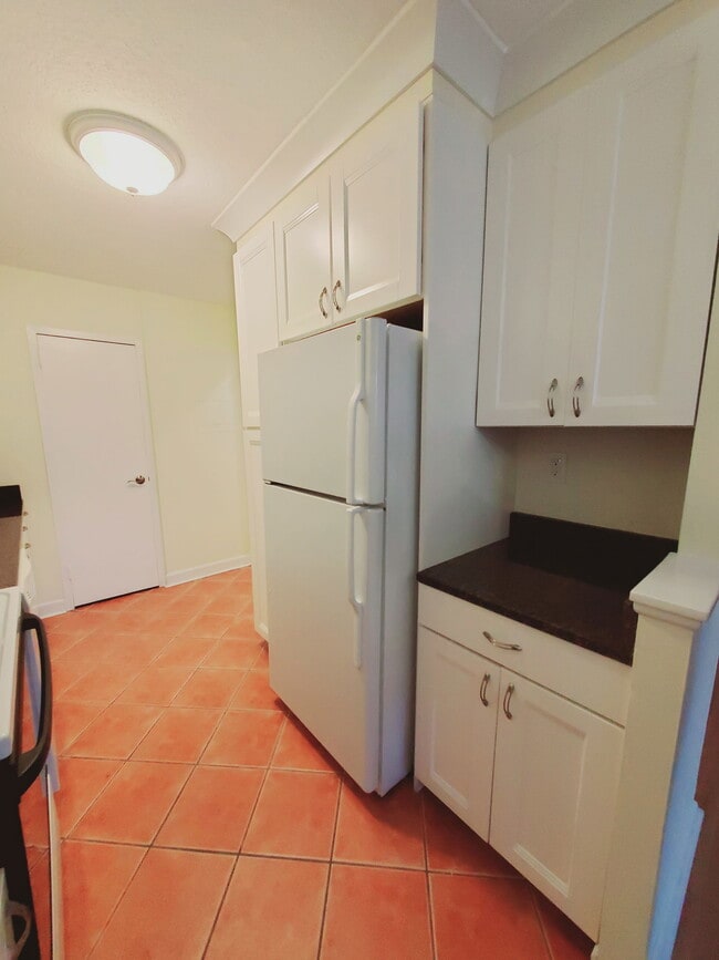 Building Photo - 44 Strawberry Hill Ave