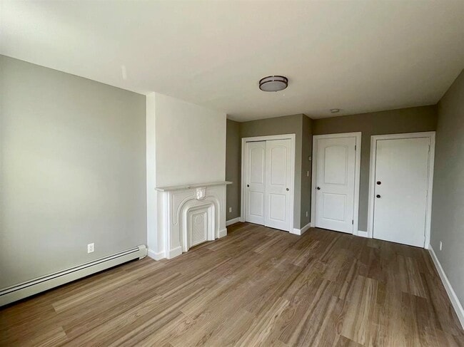 Building Photo - 208 7th St