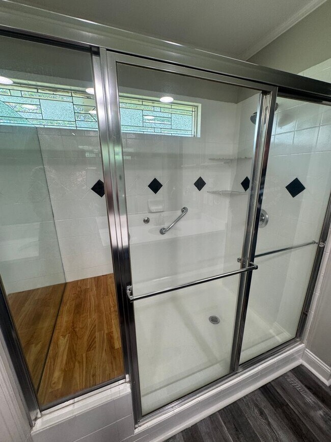 Building Photo - Arrowhead One Level