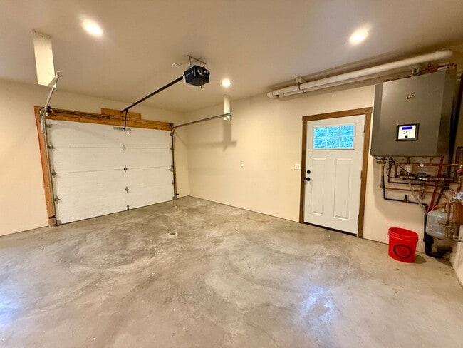 Building Photo - LIKE NEW K-BEACH HOME!