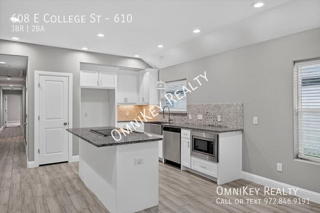 Building Photo - 608 E College St