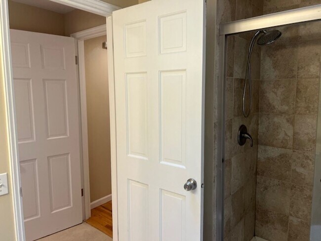 Building Photo - Highly desirable Sammamish 3 bedroom, 3 bath 1970asf.