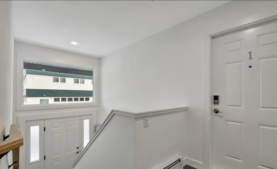 Building Photo - 818 E 10th Ave