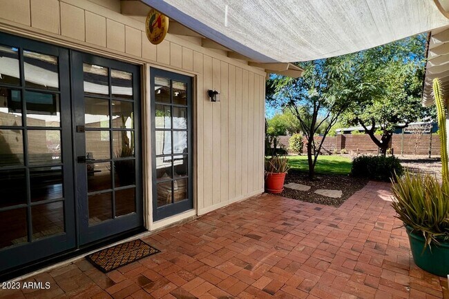 Building Photo - 4327 E Rancho Dr