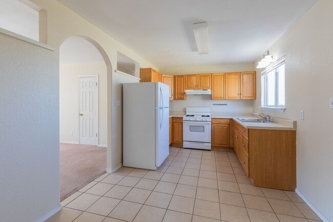 Building Photo - Conveniently located 3 Bedroom with Conver...