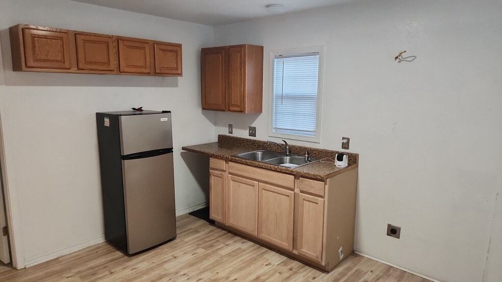 Building Photo - 832 W Eagle St