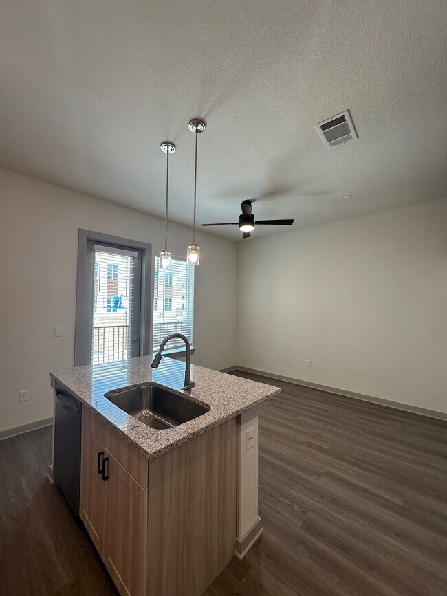 Building Photo - 5821 Calmont Ave