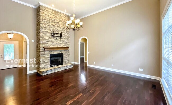 Building Photo - 607 Castle Dr