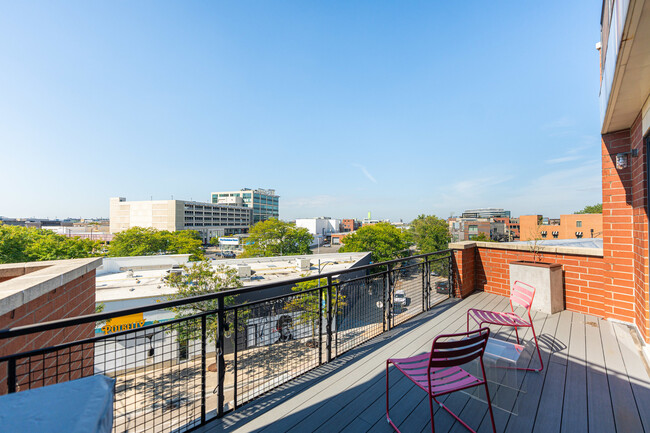 Building Photo - 1633 N Clybourn Ave