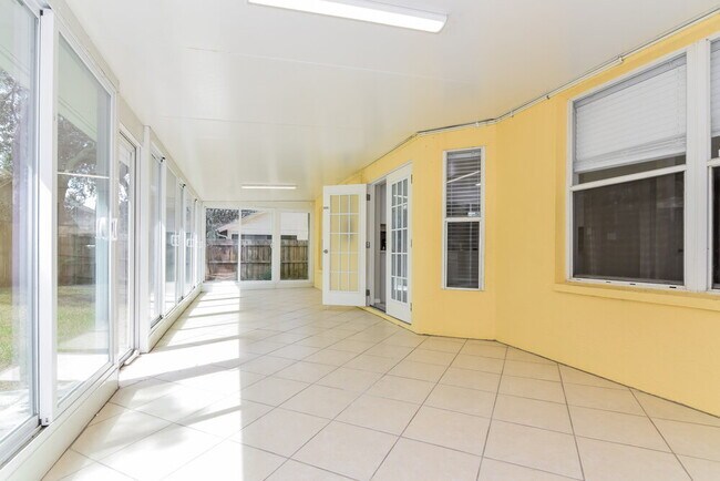 Building Photo - 2325 Kenwick Dr
