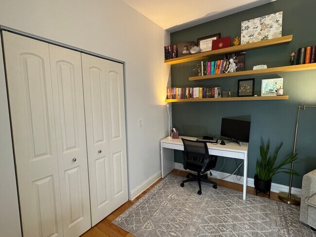 Building Photo - 2206 W School St