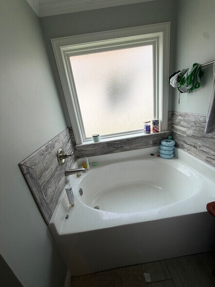 Master Soaking Tub - 644 Osprey Cir