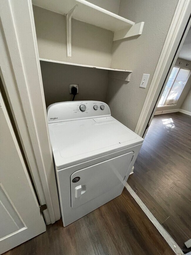 Building Photo - Charming Single-Story, 3Bed/2Bath Gem Minutes from Southtown