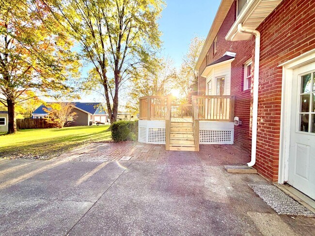 Building Photo - 1402 E Rhett Butler Rd