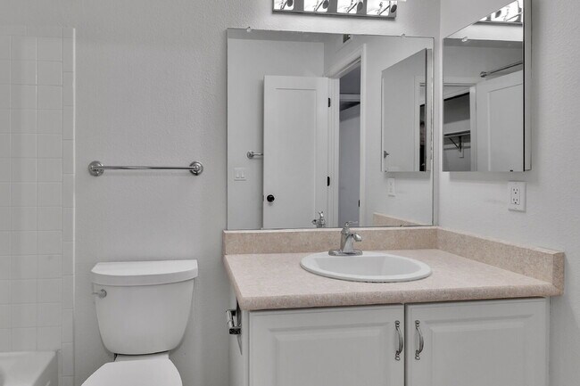 Building Photo - $1,825.00, 2-bed, 2-bath condo in Lakewood.