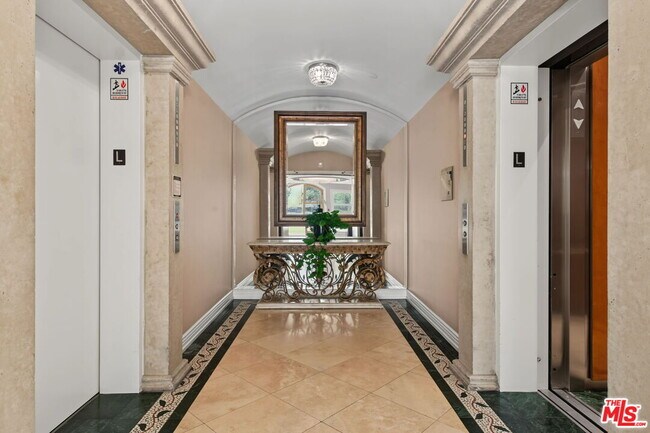 Building Photo - 430 N Oakhurst Dr