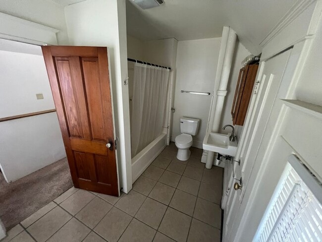 Building Photo - Large 4 bedroom house east of campus for A...