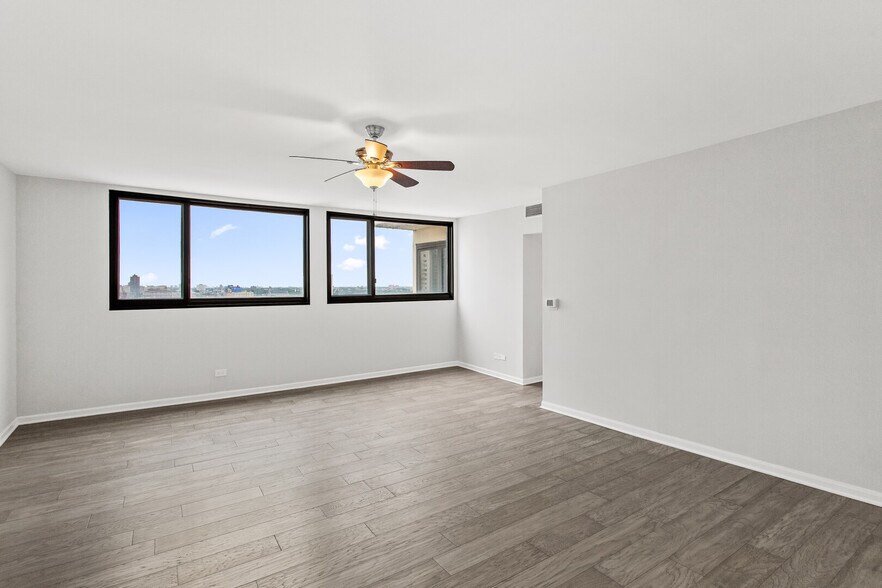 Building Photo - 6150 N Kenmore Ave