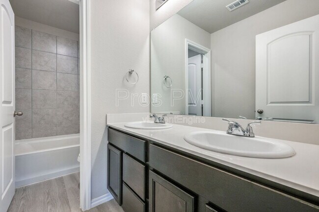 Building Photo - 3537 Brentwood Dr