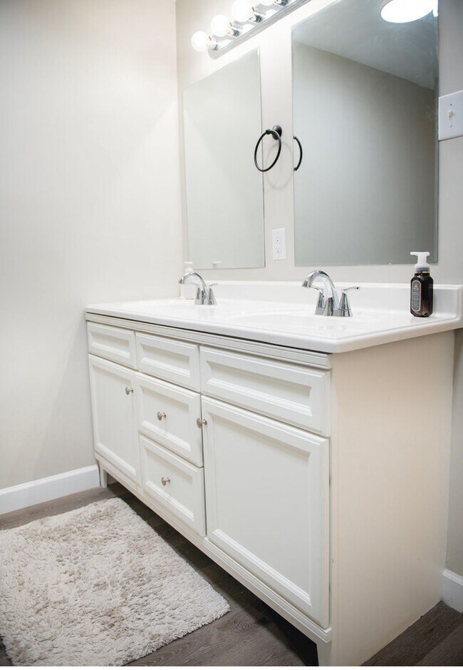 Building Photo - 1003 Ravenwood Dr