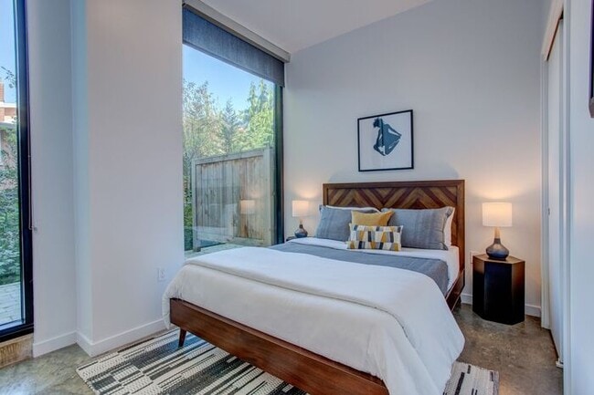 Building Photo - Luxury One Bedroom! Near Salt and Straw an...