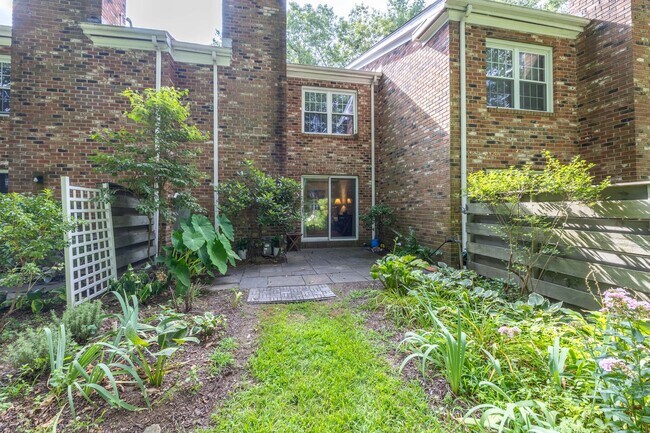 Building Photo - Spacious 2 Bedroom Townhouse in Tunxis Vil...