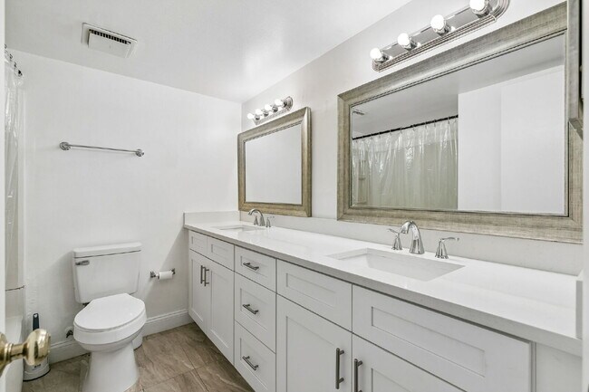 Building Photo - Fully Renovated 2-Bedroom Condo—Just 1 Mile from Universal!