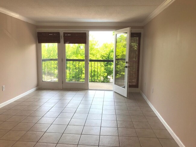 Building Photo - 2BA/ 2BR Condo located near University of ...