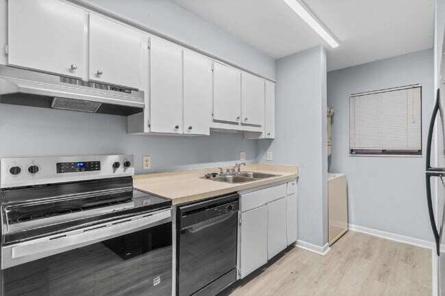 Building Photo - Freshly Updated 2BR Condo with Private Balcony, Community Pool, & In-Unit Laundry