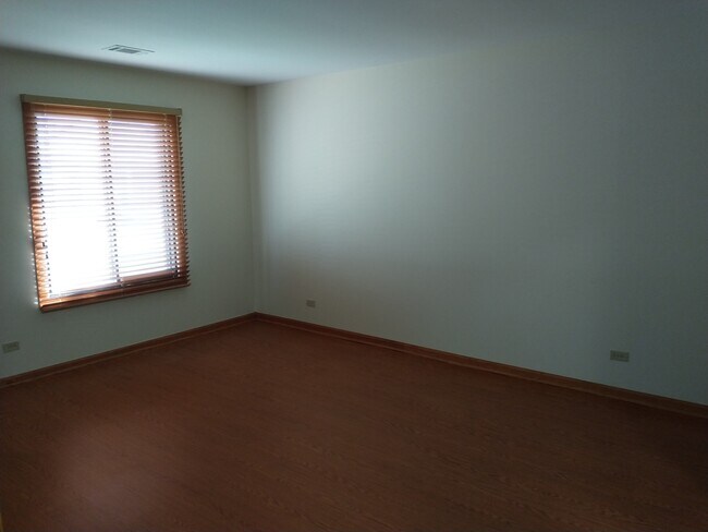 Building Photo - 900 Surrey Dr