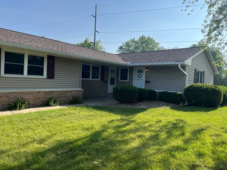 Primary Photo - 823 W Teton Dr