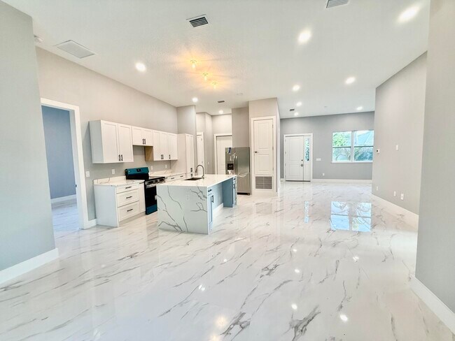 Building Photo - 675 NE Moss Rose Pl
