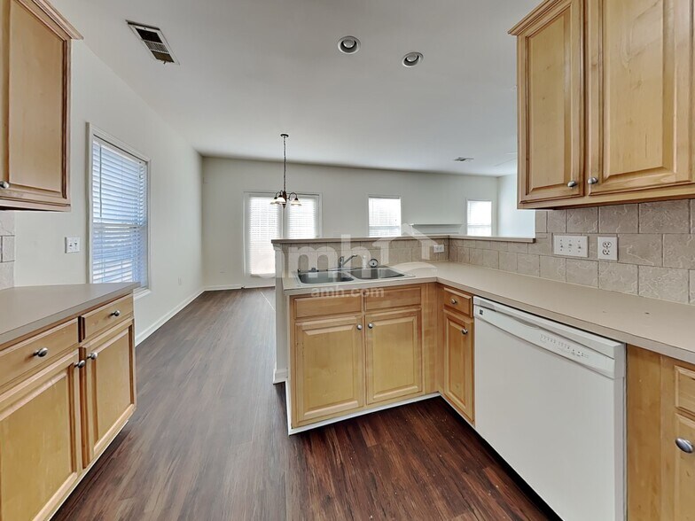 Building Photo - 37 Farm Brook Way