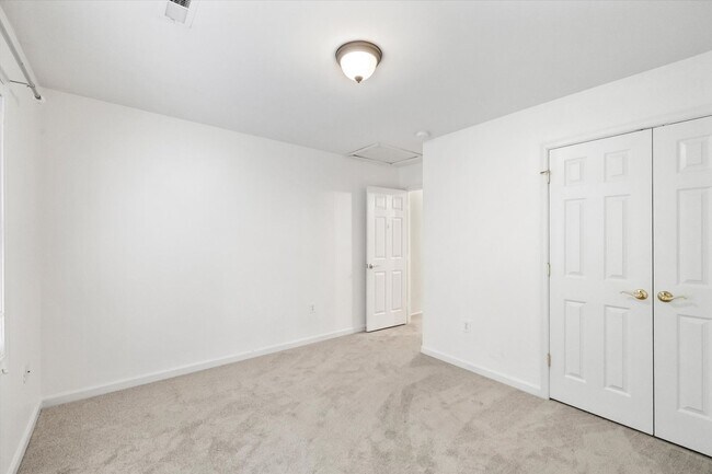 Building Photo - 4107 Lakeview Pkwy