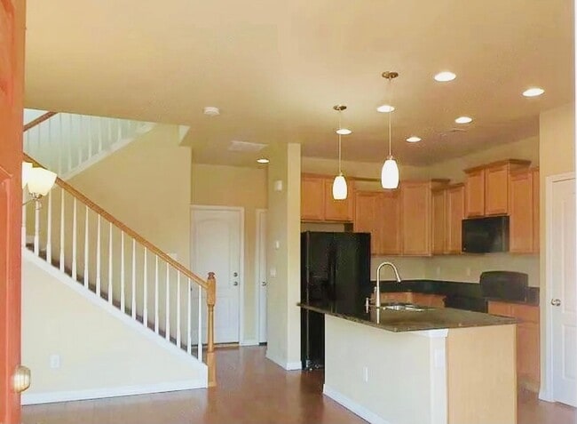 Building Photo - $500 off January rent !!! Two Story Town Home in Gold Hill Mesa