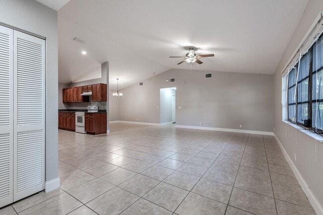 Building Photo - 1025 Staghorn St