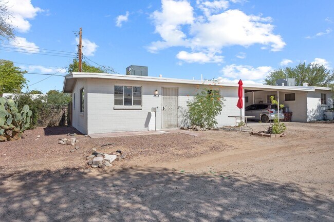 Building Photo - 1415 E Adelaide Dr