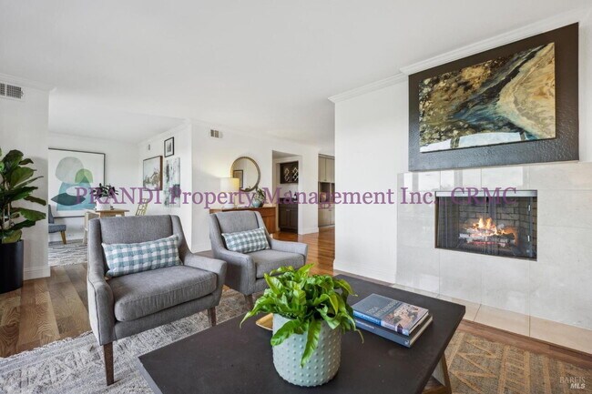 Building Photo - Resort Style Living in Prime Tiburon Location!