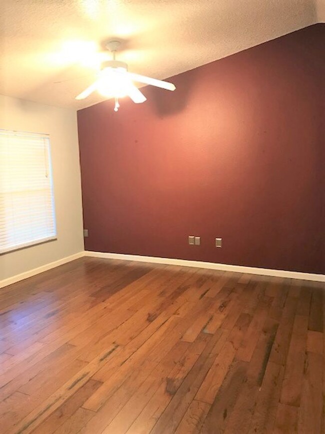 Building Photo - 3 bed 2 bath home