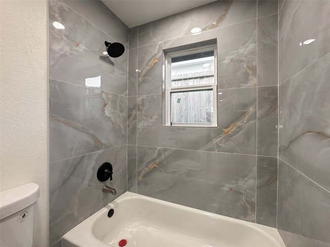 Building Photo - 206 E 33rd St