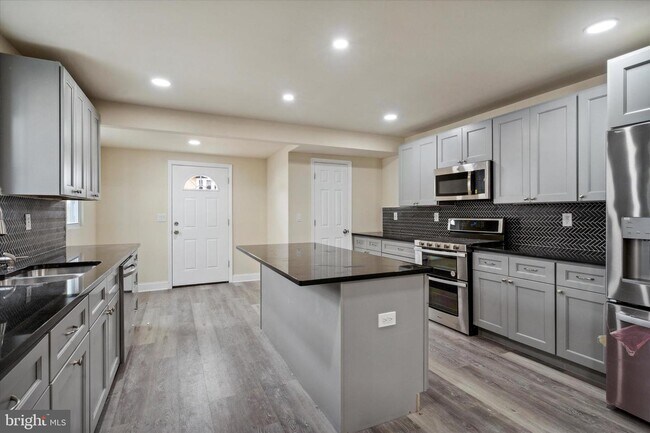 Primary Photo - 451 King St