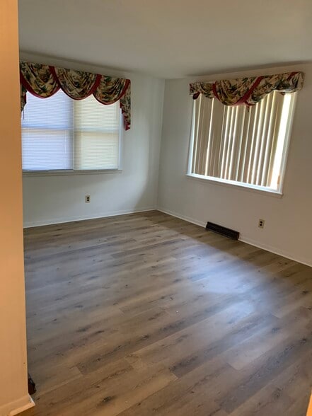 Living room - 2704 Drewry Ln