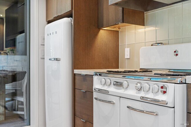 Building Photo - 15 Heuters Ln